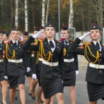 Девушки кадеты в строю