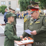 Генерал Науменко вручает погоны