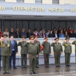 У трибуны гости суворовцев У трибуны гости суворовцев