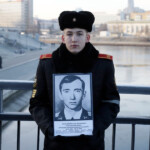 Суворовец с портретом