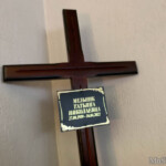 Крест с табличкой