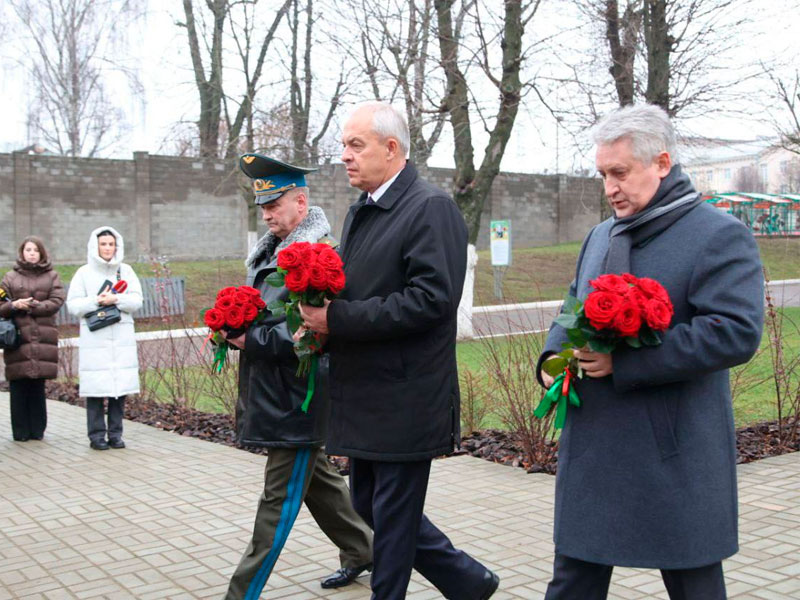 Цветы к памятнику погибшим выпускникам СВУ