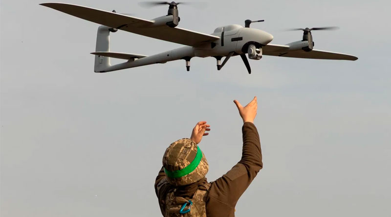 Военнослужащий с дроном