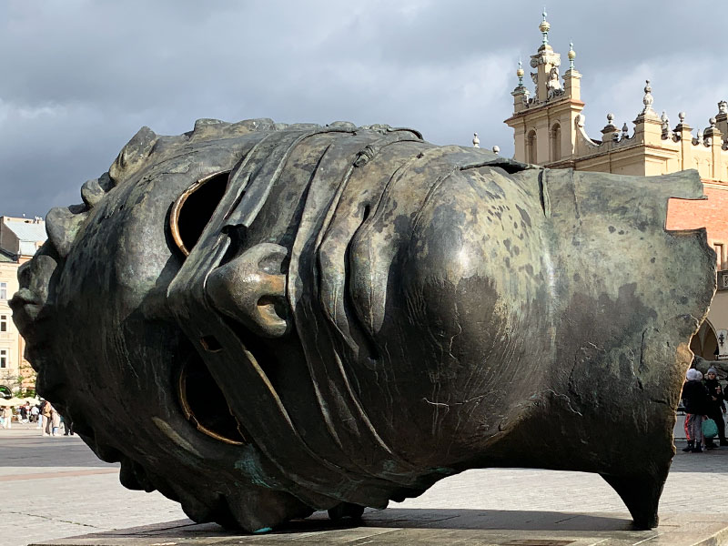 Скульптура Связанный Эрос в Кракове