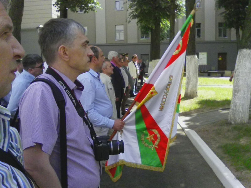 У памятника выпускникам Минского СВУ