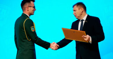 Награда выпускнику Минского СВУ капитану Андрею Мирончику