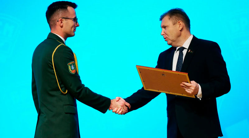 Награда выпускнику Минского СВУ капитану Андрею Мирончику