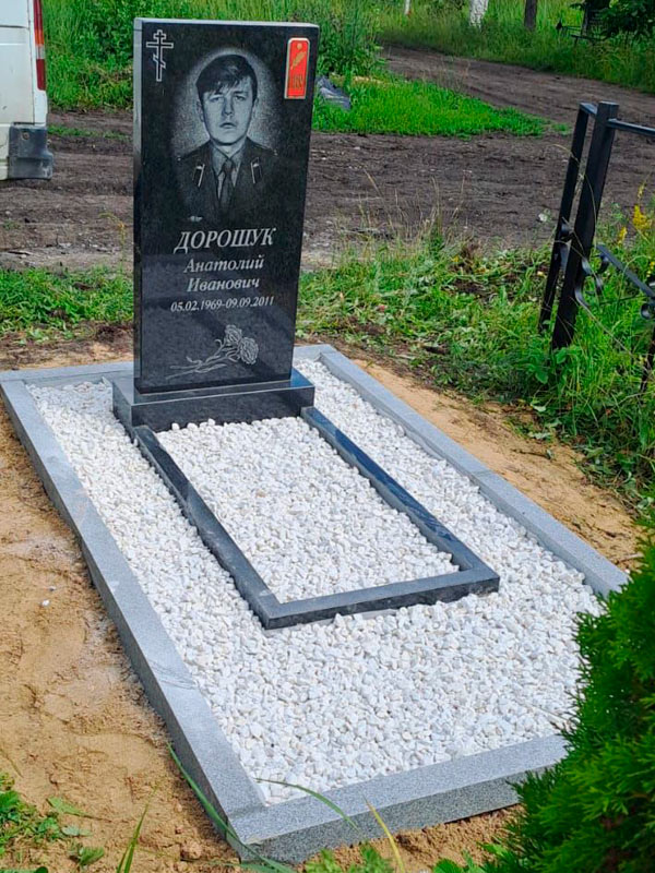 Памятник на могиле Анатолия Дорошука