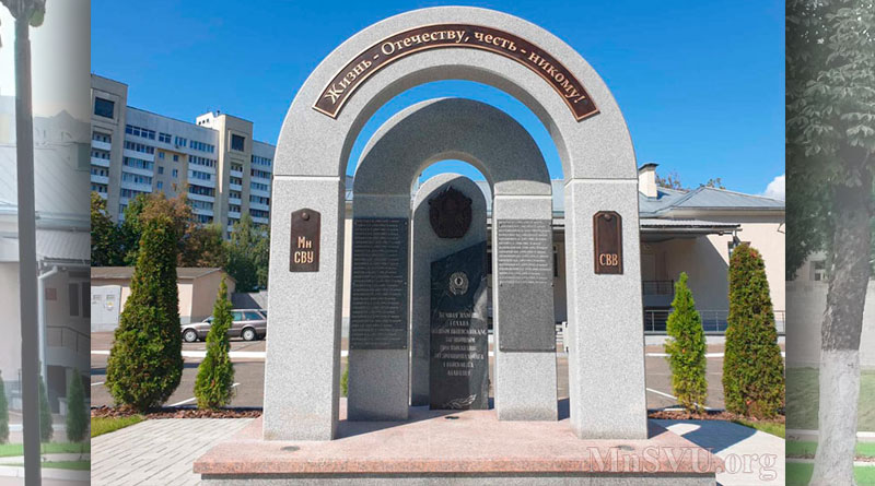 Памятник выпускникам суворовского училища