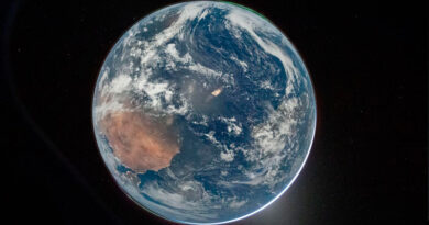 Экипаж Artemis II на пятый день полета все дальше от планеты Земля