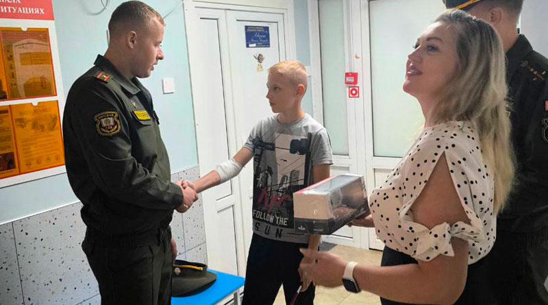 Вручение погон суворовцу