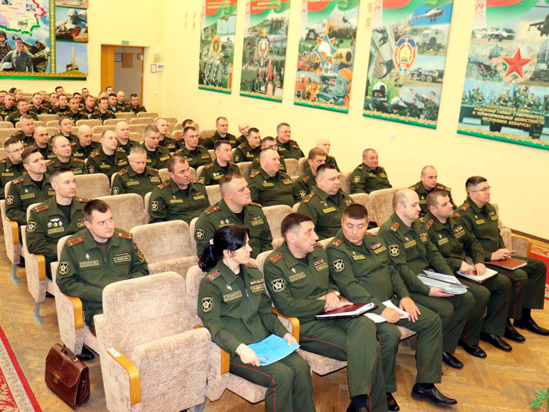 Полковник Сергей Корнев на встрече с военкомами
