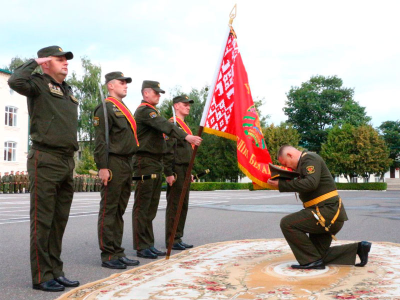 Полковник Сергей Шилин простился с Боевым Знаменем