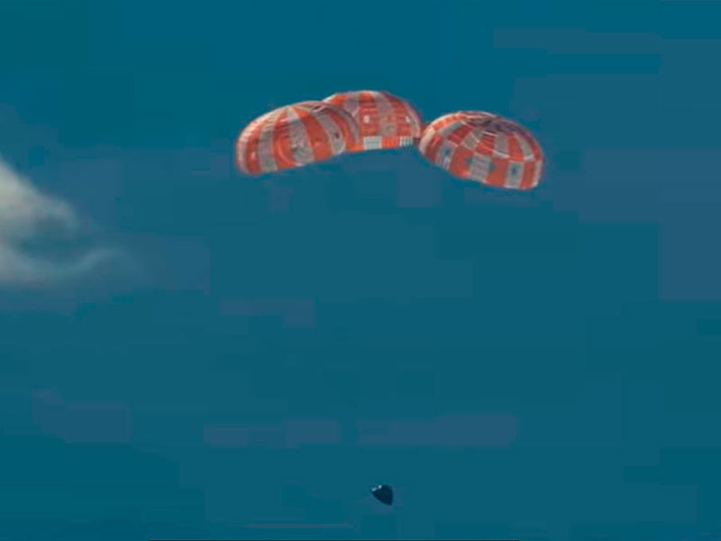 На высоте 1,8 километра раскрылись три основных парашюта
