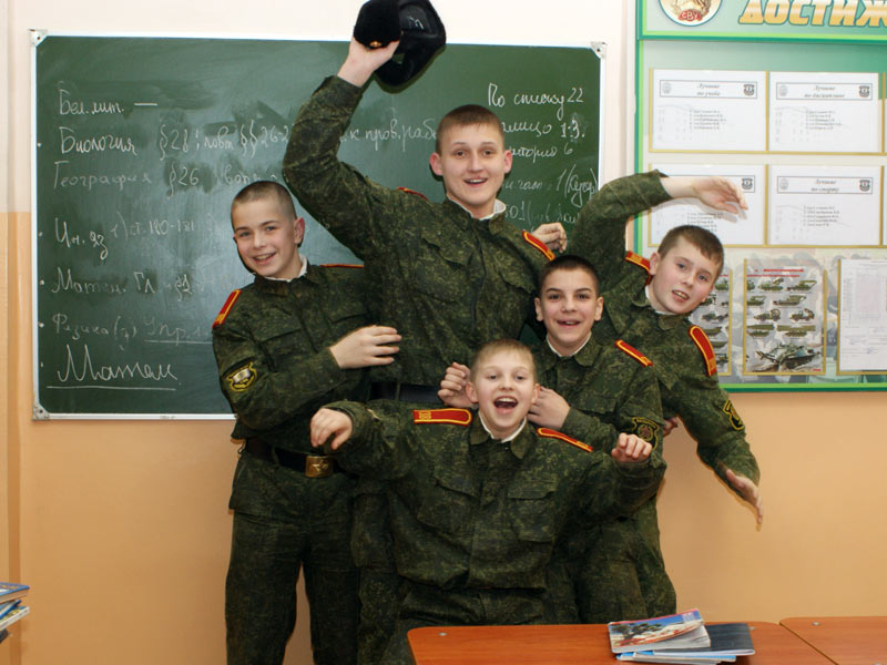 Суворовцы в классе Минского СВУ