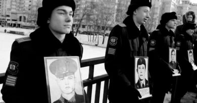 суворовцы Минского СВУ с портретами погибших воинов-афганцев