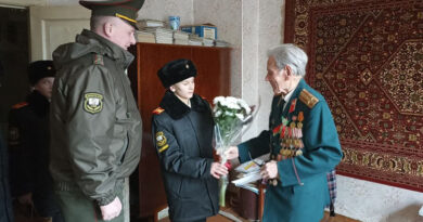 Суворовец поздравляет ветерана