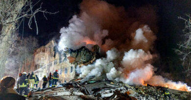 В результате воздушной атаки российской армии, совершенной в ночь на 7 марта на украинский город Харьков, разрушена часть жилого дома. Есть погибшие.