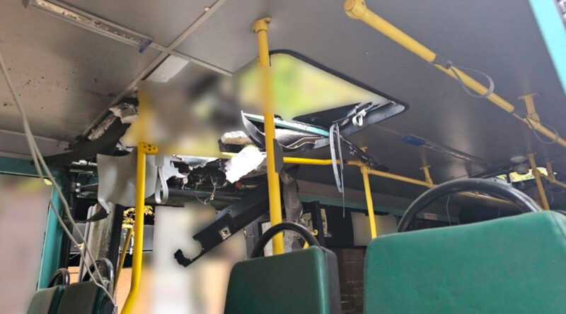 Утром 27 августа в центре Херсона беспилотник атаковал маршрутный автобус